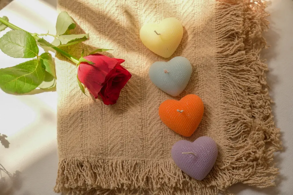 Mesh heart candle